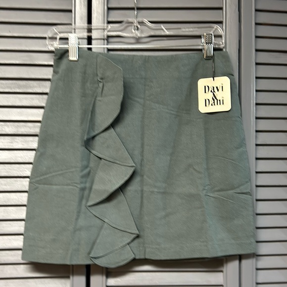 🦋 NWT Davi and Dani Ladies skirt size S - Picture 1 of 4